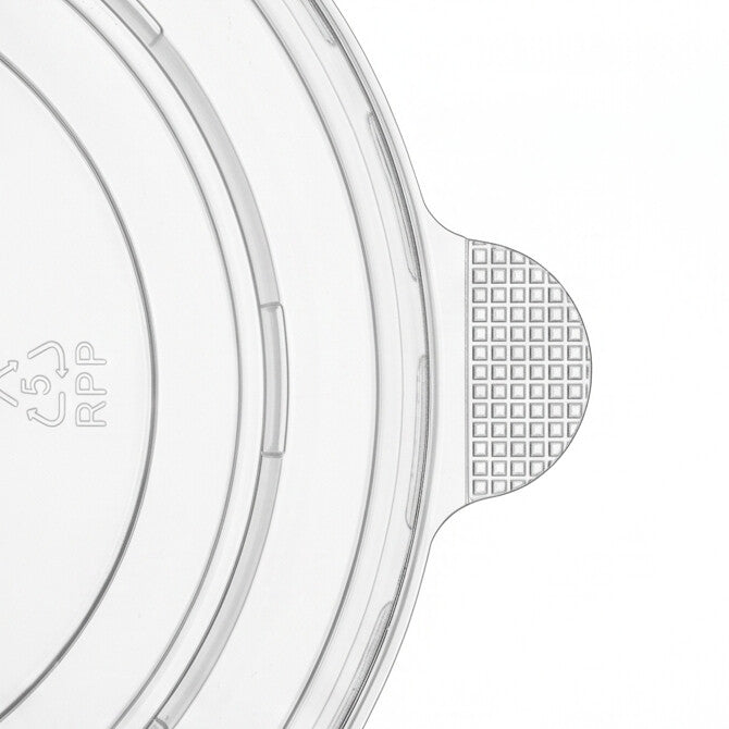 Close-up detail of the textured grip pull tab on a clear 150mm PP lid, with the RPP recycling symbol and ribbed snap rim visible.